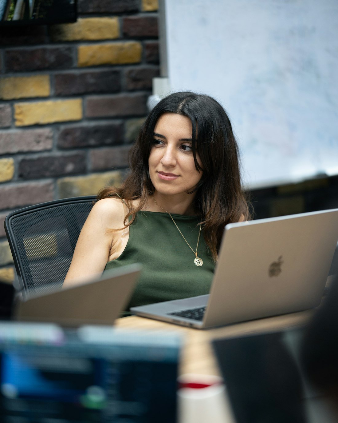 Jonge professional aan het werk op kantoor