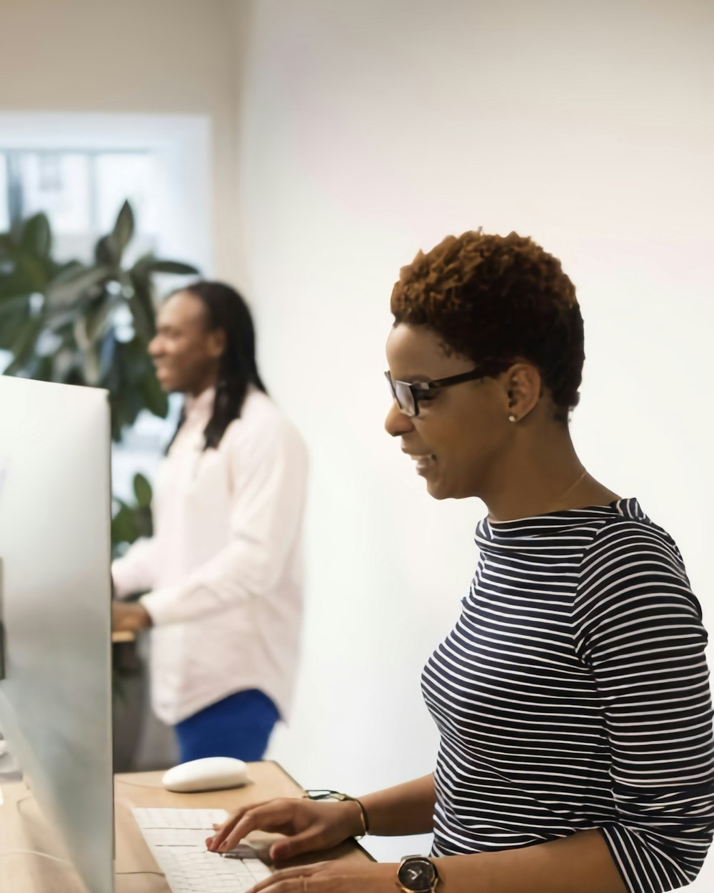Jonge professional ontspannen aan het werk